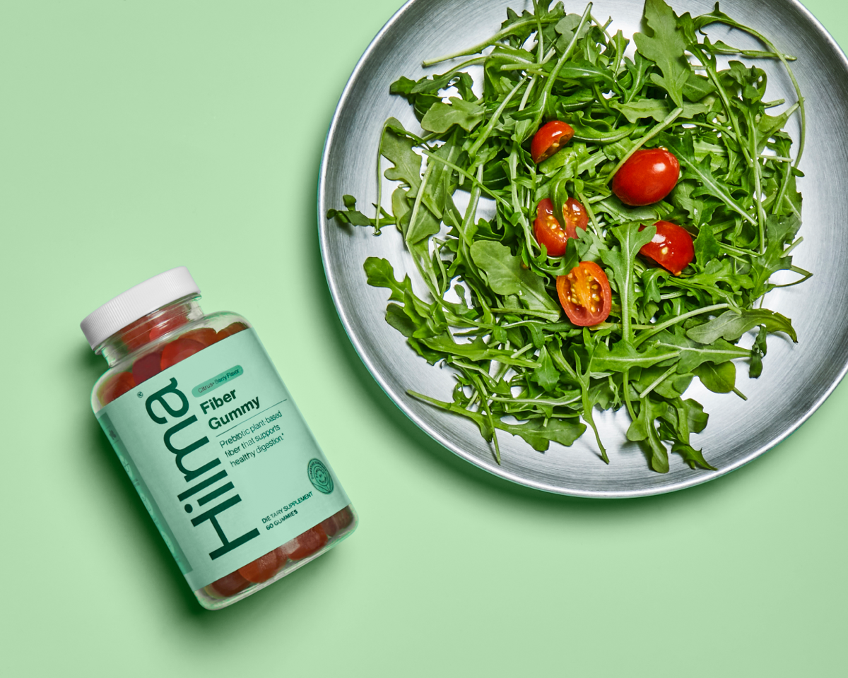Fiber gummy next to a salad. Hilma's fiber gummy has as much fiber as a salad: 5 grams.